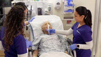 Students in Sim Center, practicing on maniquinn